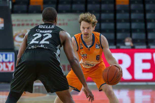 热刺斥资高价引进荷兰新秀哈维-西蒙斯,弗兰克的得力指挥官